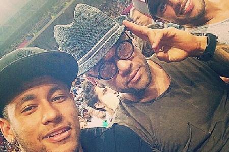 Für Dani Alves (33) vom FC Barcelona gilt das gleiche wie für Jermoe Boateng: Er ist der Style-Guru der Mannschaft. Fesche O...