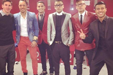 Gerne tritt Alves (Mitte) auch mit Neymar Jr. (24, rechts daneben, mit grandiosem roten Leder-Jackett) im Partnerlook auf. L...