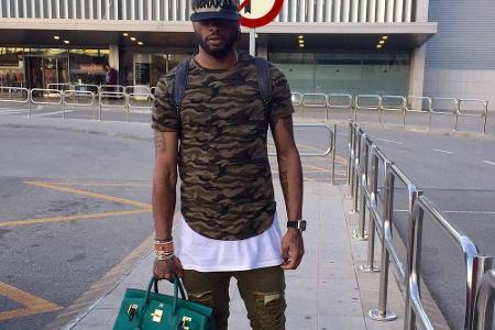Alex Song (28) von West Ham United steht auf den Camouflage-Look. Man beachte auch die riesige Männer-Handtasche und die Sne...
