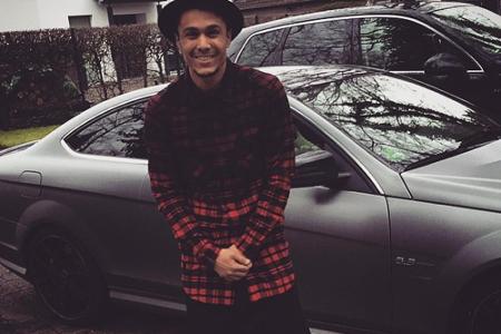 Leonardo Bittencourt (22) vom 1. FC Köln setzt auf ein überlanges Karo-Hemd und wie viele seiner Kollegen auf einen Hut.