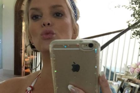Jessica Simpson feierte den Memorial Day im Bikini Jessica Simpson feierte den Memorial Day im Bikini