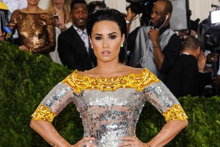 Demi Lovato in einem silbernen Kleid bei der Met Gala 2016 Demi Lovato in einem silbernen Kleid bei der Met Gala 2016
