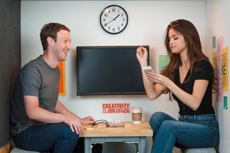 Mark Zuckerberg und Selena Gomez im kleinsten Zimmer des Unternehmens Mark Zuckerberg und Selena Gomez im kleinsten Zimmer des Unternehmens
