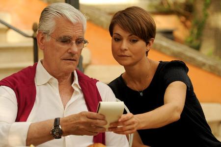 Sandra (Henriette Richter-Röhl) ist stolz, dass sie für ihren Chef Reinhold Kerner (Sky du Mont) den besten Wein Siziliens g...
