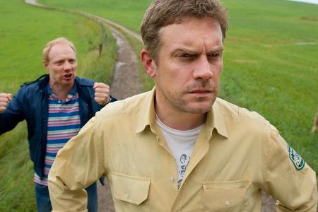 Einen neuen Eberhofer-Fall gibt es nicht nur in Buchform, sondern bald auch im Kino: Ab 11. August hat Rudi (Simon Schwarz) ... Einen neuen Eberhofer-Fall gibt es nicht nur in Buchform, sondern bald auch im Kino: Ab 11. August hat Rudi (Simon Schwarz) ...