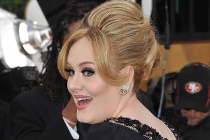 Adele bietet sich schwulem Pärchen als Leihmutter an