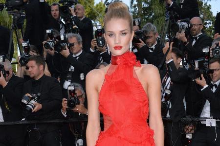 Rosie Huntington-Whiteley fällt in strahlendem Rot auf Rosie Huntington-Whiteley fällt in strahlendem Rot auf