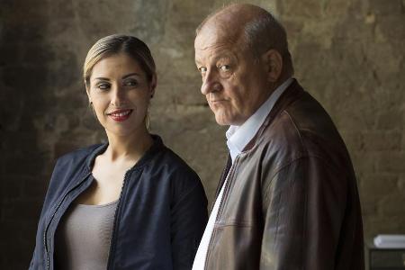 Aylin (Senna Gammour) ist sich ihrer Kompetenz bewusst; Paul (Leonard Lansink) sieht das eher kritisch