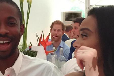 Winnie Harlow fängt eine Grimasse von Prinz Harry ein Winnie Harlow fängt eine Grimasse von Prinz Harry ein