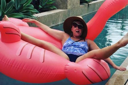 Amy Schumer inszeniert sich auf einem aufblasbaren Flamingo Amy Schumer inszeniert sich auf einem aufblasbaren Flamingo