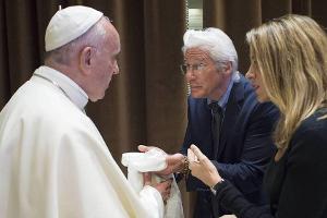 Halleluja: Gere, Clooney und Hayek beim Papst