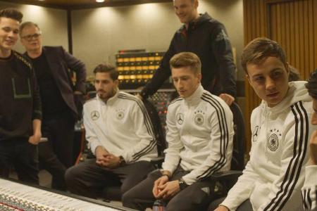 Felix Jaehn und Herbert Grönemeyer präsentieren den Kickern der Fußball-Nationalmannschaft ihren EM-Song 2016 Felix Jaehn und Herbert Grönemeyer präsentieren den Kickern der Fußball-Nationalmannschaft ihren EM-Song 2016
