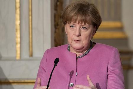 Kanzlerin Angela Merkel verurteilt die Aussagen des stellvertretenden AfD-Vorsitzenden Alexander Gauland über Fußball-Nation... Kanzlerin Angela Merkel verurteilt die Aussagen des stellvertretenden AfD-Vorsitzenden Alexander Gauland über Fußball-Nation...