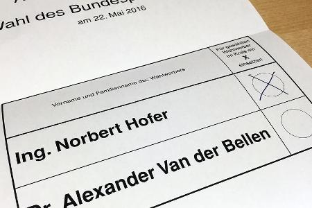 Kopf-an-Kopf-Rennen: Die Bundespräsidentenwahl in Österreich wird durch die Briefwähler entschieden Kopf-an-Kopf-Rennen: Die Bundespräsidentenwahl in Österreich wird durch die Briefwähler entschieden