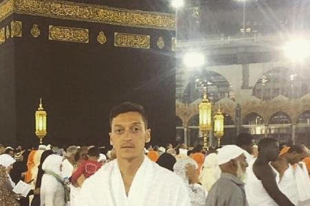 Mesut Özil posiert vor der Kaaba in Mekka. Mesut Özil posiert vor der Kaaba in Mekka.