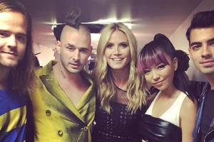 Heidi Klum mit der Band DNCE bei den Billboard Music Awards