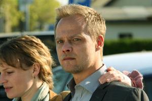 "Tod an der Ostsee": Ralf (Matthias Koeberlin) und seine Frau Evelyn (Maria Simon) sind verzweifelt - Ralf hat ein Kind totg...