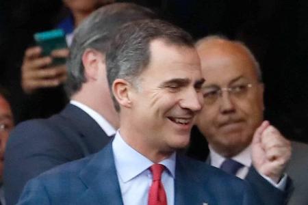 Der spanische König Felipe VI. beim Hinspiel zwischen Atlético Madrid und Bayern München auf der Ehrentribüne Der spanische König Felipe VI. beim Hinspiel zwischen Atlético Madrid und Bayern München auf der Ehrentribüne