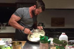 Chris Hemsworth versucht sich als Kuchenbäcker
