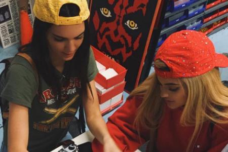 Kylie und Kendall Jenner spielen vergnügt mit Lego Kylie und Kendall Jenner spielen vergnügt mit Lego