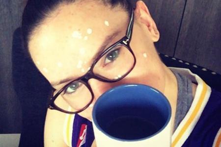 Daisy Ridley zeigt sich mit Pickelcreme Daisy Ridley zeigt sich mit Pickelcreme