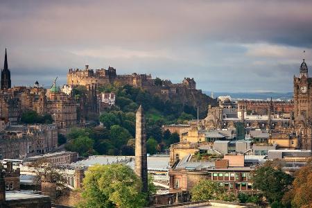 Der Blick von Arthur's Seat auf die Altstadt und Edinburgh Castle Der Blick von Arthur's Seat auf die Altstadt und Edinburgh Castle