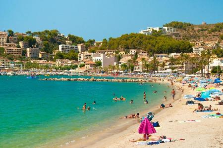Die Strände auf Mallorca locken mit klarem Wasser viele Urlauber an Die Strände auf Mallorca locken mit klarem Wasser viele Urlauber an