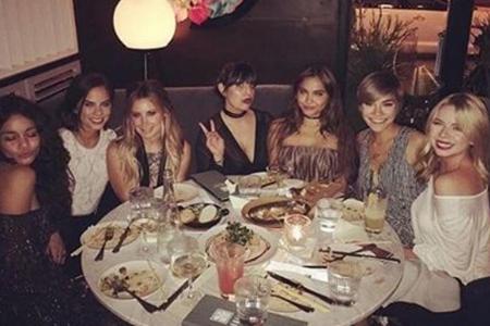 Vanessa Hudgens mit ihren Freundinnen Vanessa Hudgens mit ihren Freundinnen
