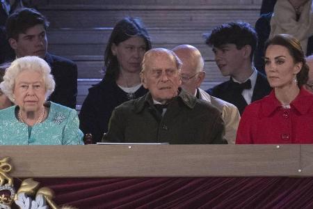 Queen Elizabeth II. (l.) auf der Ehrentribüne - nebst Gemahl Philip und Herzogin Kate Queen Elizabeth II. (l.) auf der Ehrentribüne - nebst Gemahl Philip und Herzogin Kate