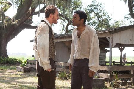 Solomon (Chiwetel Ejiofor, r.) muss sich den Brutalitäten von Edwin Epps (Michael Fassbender, l.) unterwerfen Solomon (Chiwetel Ejiofor, r.) muss sich den Brutalitäten von Edwin Epps (Michael Fassbender, l.) unterwerfen