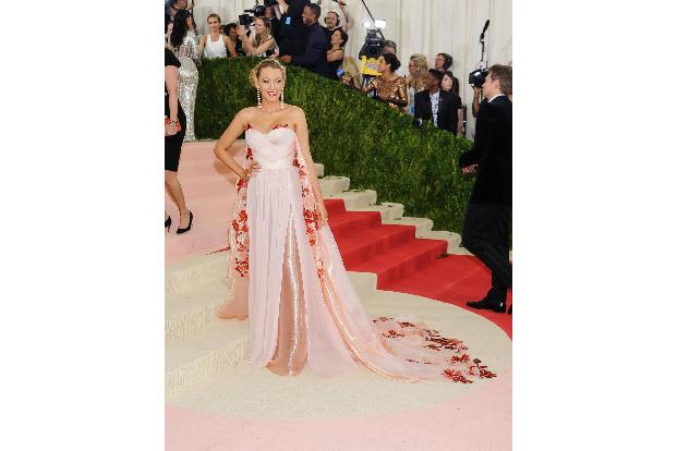 Elegant zeigte sich Blake Lively in einer langen hellen Robe von Burberry. Das schulterlange Kleid bestach durch eine Schlep...