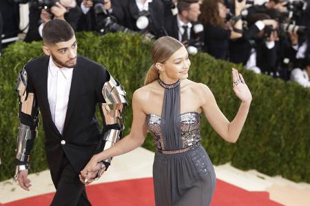 Für einen Wow-Auftritt sorgten auch Zayn Malik und Gigi Hadid. Er trug einen Anzug von Versace - und über seine Arme metalli...