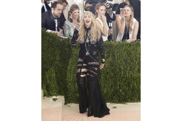 Madonna kam in einer Spitzen-Robe im Bondage-Stil, ihre Brustwarzen waren mit schwarzen Tape abgeklebt. Auch von hinten präs...
