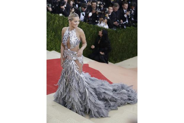 Eine aufregende Robe von Vera Wang trug Rita Ora. Eine Schleppe aus Federn bedeckte den Boden hinter ihr. Vorne zeigte die S...