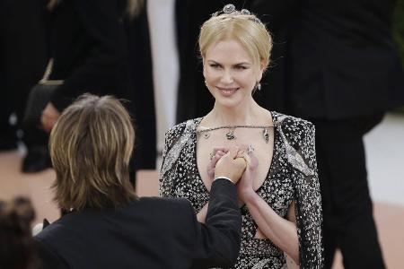 Nicole Kidman trug ein märchenhaftes Kleid von Valentino. Die bodenlange schwarze Cut-out-Robe war mit silbernen Elementen b...