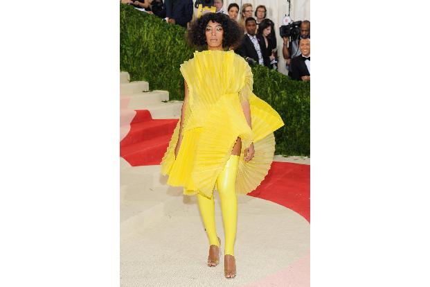 Einen außergewöhnlichen Auftritt hatte Solange Knowles, die in einem gelben, aufgeplustertem Kleid erschien.