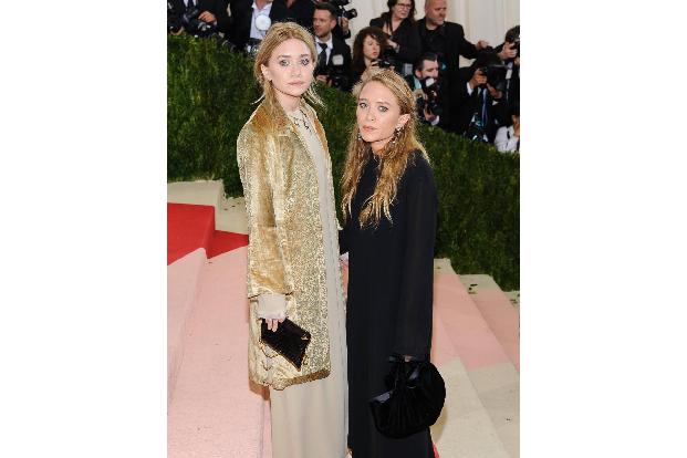 Wenig freizügig und auffällig hielten es dagegen Ashley und Mary-Kate Olsen, die sich in lange Gewänder hüllten.