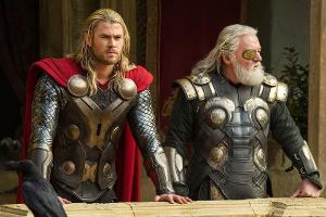 "Thor - The Dark Kingdom": Ist Thor (Chris Hemsworth) bereit in die Fußstapfen seines Vaters Odin (Anthony Hopkins) zu treten?