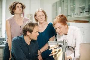 Ermittlungen im Institut für Anatomie (v.l.n.r.): Kommissarin Wanda Goldwasser (Eli Wasserscheid), Hauptkommissar Felix Voss...