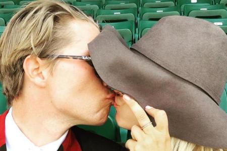 Es ist offiziell: Kaley Cuoco küsst Karl Cook Es ist offiziell: Kaley Cuoco küsst Karl Cook