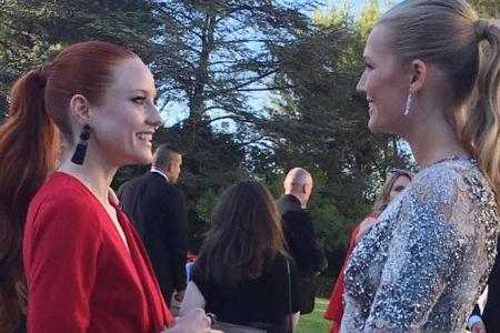 Models unter sich: Barbara Meier (l.) und Toni Garrn unterhalten sich bei der Models unter sich: Barbara Meier (l.) und Toni Garrn unterhalten sich bei der