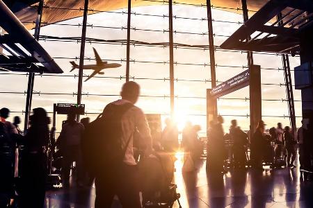 Zu spät am Gate angekommen? Ob Eigenverschulden oder nicht, auf jeden Fall ist jetzt guter Rat teuer Zu spät am Gate angekommen? Ob Eigenverschulden oder nicht, auf jeden Fall ist jetzt guter Rat teuer