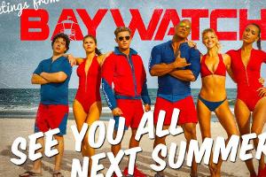 Dwayne Johnson (3.v.r.) und Zac Efron (3.v.l.) posieren mit ihren Kolleginnen am Strand