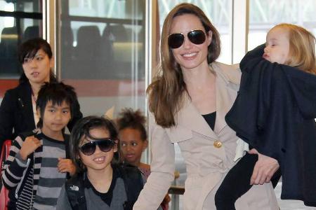 Pax Thien Jolie-Pitt, Adoptivsohn von Angelina Jolie und Brad Pitt, tut es seiner Mama gleich und trägt eine Sonnenbrille Pax Thien Jolie-Pitt, Adoptivsohn von Angelina Jolie und Brad Pitt, tut es seiner Mama gleich und trägt eine Sonnenbrille