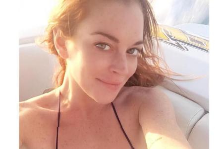 Lindsay Lohan schickt Grüße aus der Sonne - im Netz wird das Selfie kritisiert Lindsay Lohan schickt Grüße aus der Sonne - im Netz wird das Selfie kritisiert