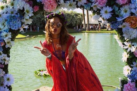 Alessandra Ambrosio veredelte ihre Outfits für das Coachella Festival mit stylischen Horn-Accessoires Alessandra Ambrosio veredelte ihre Outfits für das Coachella Festival mit stylischen Horn-Accessoires
