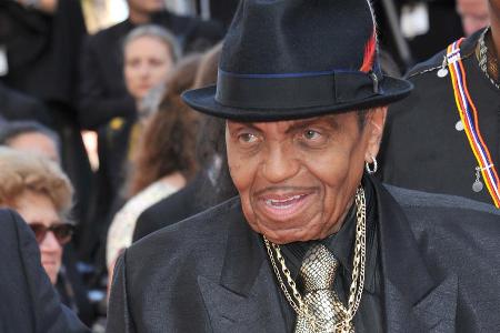 Joe Jackson soll bereits seit fast einer Woche im Krankenhaus liegen Joe Jackson soll bereits seit fast einer Woche im Krankenhaus liegen