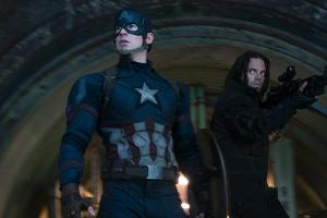 Captain America (Chris Evans, li.) und Winter Soldier (Sebastian Stan) in "The First Avenger: Civil War"