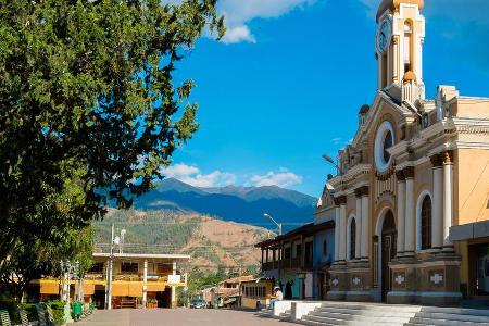 Der Marktplatz vor der Kirche in Vilcabamba, Ecuador Der Marktplatz vor der Kirche in Vilcabamba, Ecuador