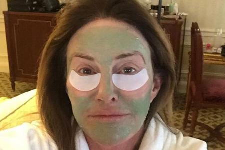 Caitlyn Jenner zeigt sich ihren Fans mit Gesichtsmaske Caitlyn Jenner zeigt sich ihren Fans mit Gesichtsmaske